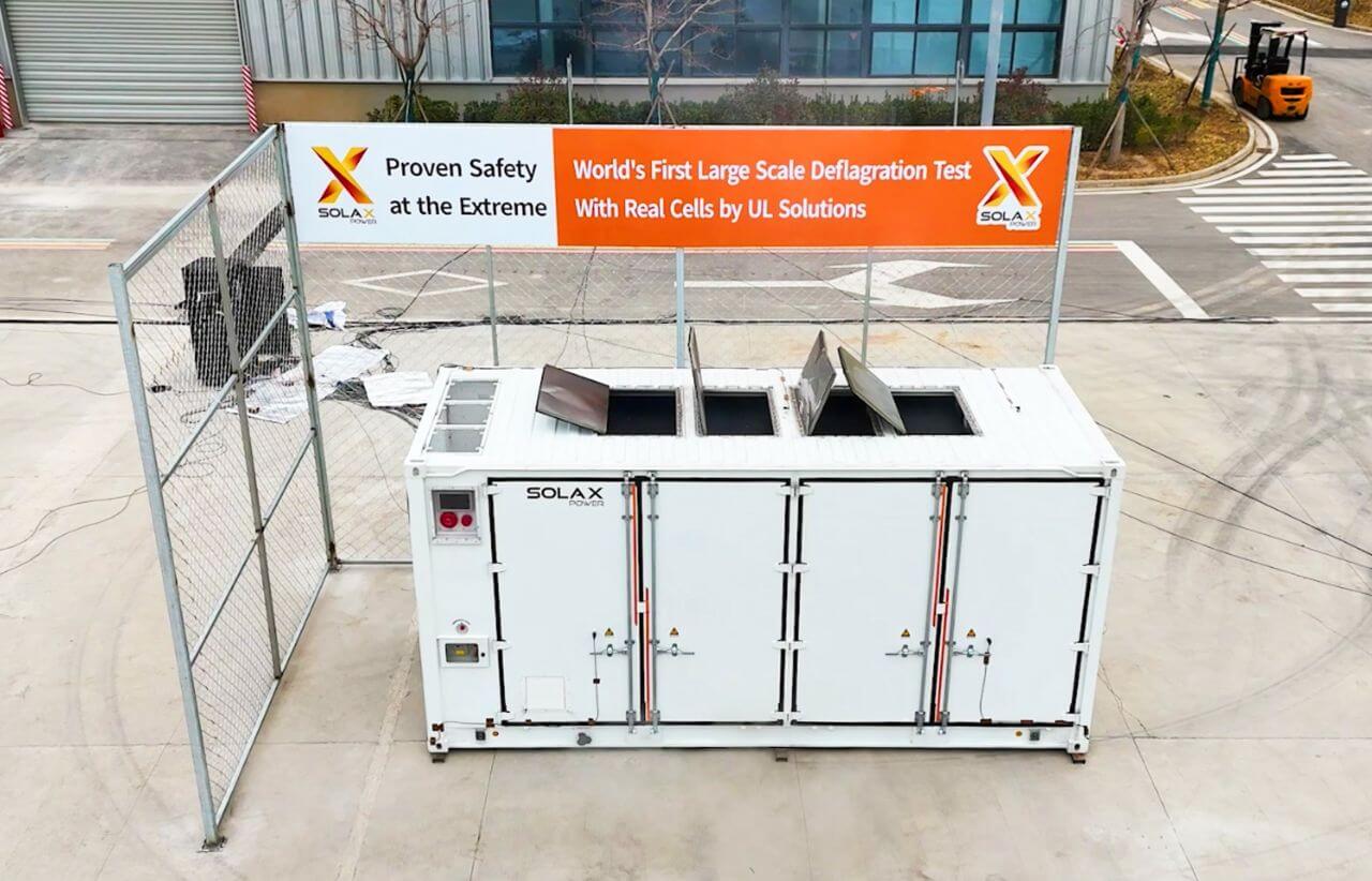 Η δοκιμή πραγματοποιήθηκε σε ένα πλήρως ολοκληρωμένο σύστημα αποθήκευσης ενέργειας ORI 5MWh μεγάλης κλίμακας. Υπό ελεγχόμενες συνθήκες, πραγματικά στοιχεία μπαταριών οδηγήθηκαν σκόπιμα σε θερμική εκτροπή, με το σύστημα έκτακτου εξαερισμού να παραμένει κλειστό καθ’ όλη τη διάρκεια. Στη συνέχεια, το σύστημα διήλθε ολόκληρη τη διαδικασία απελευθέρωσης, συσσώρευσης και αποπύρωσης εύφλεκτων αερίων, καλύπτοντας την κρίσιμη αλυσίδα κινδύνου που χρησιμοποιείται στην αξιολόγηση ασφάλειας σε επίπεδο συστήματος. Ο χώρος δοκιμών, η διάταξη του συστήματος και οι συνθήκες λειτουργίας σχεδιάστηκαν από την UL Solutions βάσει εργασιών προσομοίωσης και διαμορφώθηκαν ώστε να αντιπροσωπεύουν ένα ιδιαίτερα απαιτητικό σενάριο. Το σημείο ενεργοποίησης τοποθετήθηκε σε περιοχή όπου τα κύματα πίεσης και η στροβιλώδης κίνηση της φλόγας μπορούν να αναπτυχθούν εντονότερα, αυξάνοντας την πρόκληση για τη δομική ακεραιότητα και τις διαδρομές εκτόνωσης πίεσης. Απόκριση συστήματος σύμφωνη με τις προσδοκίες σχεδιασμού.jpg Η δοκιμή πραγματοποιήθηκε σε ένα πλήρως ολοκληρωμένο σύστημα αποθήκευσης ενέργειας ORI 5MWh μεγάλης κλίμακας. Υπό ελεγχόμενες συνθήκες, πραγματικά στοιχεία μπαταριών οδηγήθηκαν σκόπιμα σε θερμική εκτροπή, με το σύστημα έκτακτου εξαερισμού να παραμένει κλειστό καθ’ όλη τη διάρκεια. Στη συνέχεια, το σύστημα διήλθε ολόκληρη τη διαδικασία απελευθέρωσης, συσσώρευσης και αποπύρωσης εύφλεκτων αερίων, καλύπτοντας την κρίσιμη αλυσίδα κινδύνου που χρησιμοποιείται στην αξιολόγηση ασφάλειας σε επίπεδο συστήματος. Ο χώρος δοκιμών, η διάταξη του συστήματος και οι συνθήκες λειτουργίας σχεδιάστηκαν από την UL Solutions βάσει εργασιών προσομοίωσης και διαμορφώθηκαν ώστε να αντιπροσωπεύουν ένα ιδιαίτερα απαιτητικό σενάριο. Το σημείο ενεργοποίησης τοποθετήθηκε σε περιοχή όπου τα κύματα πίεσης και η στροβιλώδης κίνηση της φλόγας μπορούν να αναπτυχθούν εντονότερα, αυξάνοντας την πρόκληση για τη δομική ακεραιότητα και τις διαδρομές εκτόνωσης πίεσης. Απόκριση συστήματος σύμφωνη με τις προσδοκίες σχεδιασμού.jpg